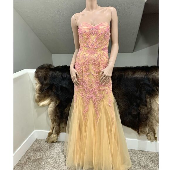 Elegant Strapless Embroidered Floral Lace & beading Fishtail Gown with Shawl - Picture 3 of 16